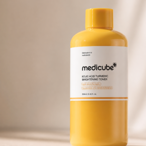 تونر روشن‌کننده مدی‌کیوب با ترکیب Kojic Acid، Turmeric و Niacinamide 5%